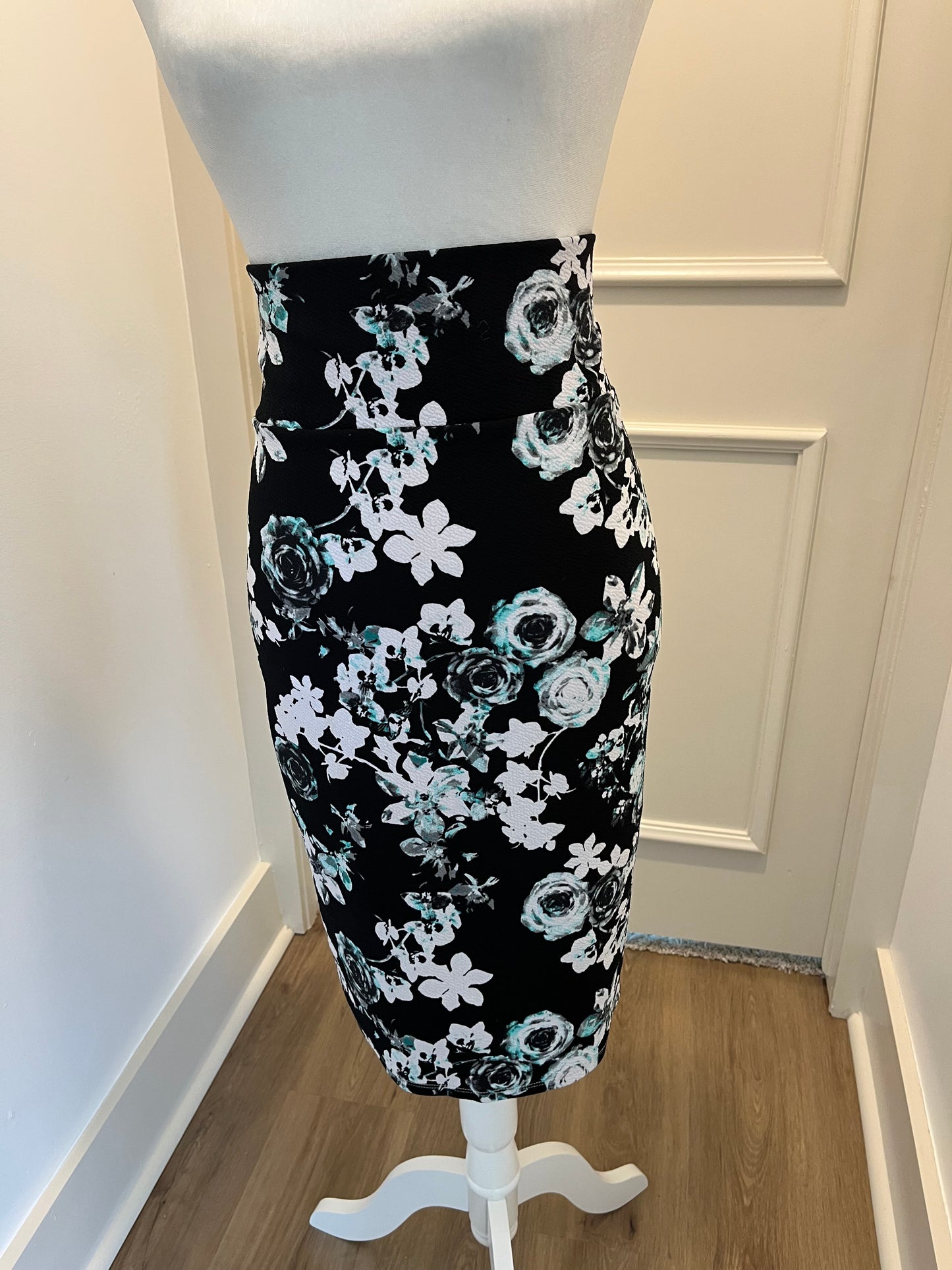 No Brand Black and Teal Floral Pencil Skirt