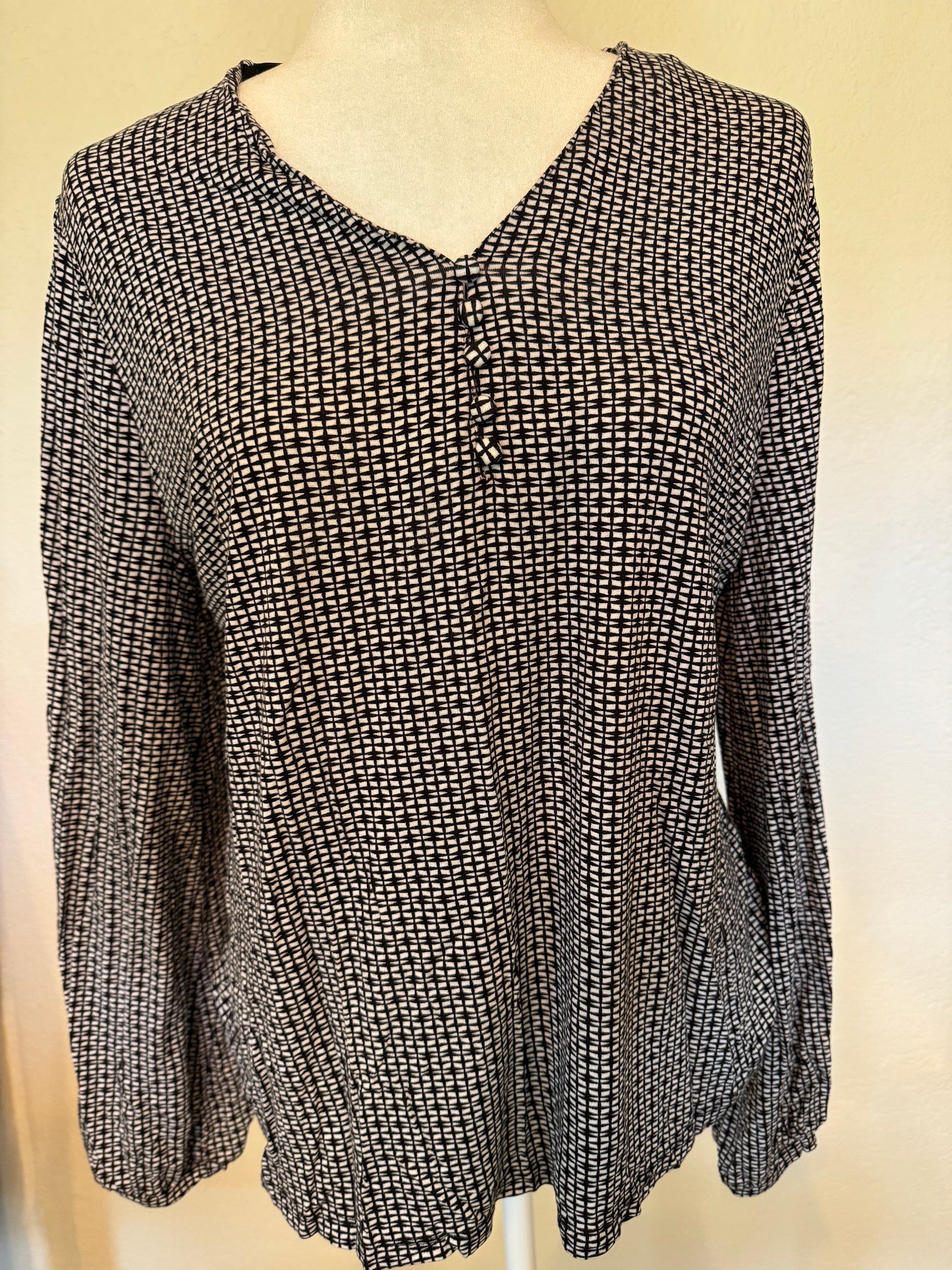 Liz Claiborne Black and White Knit Top