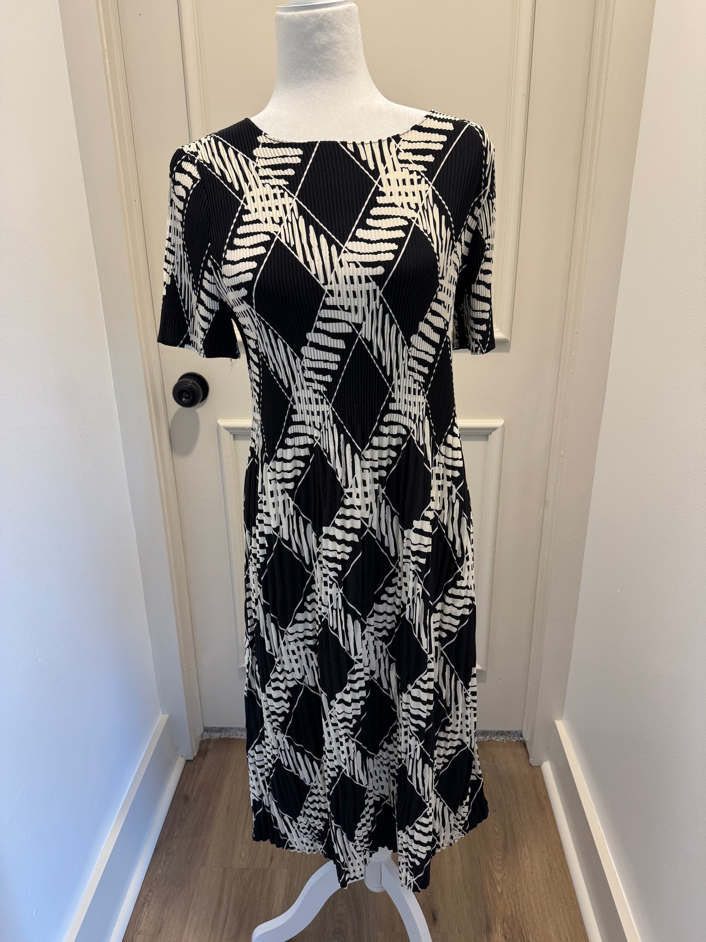 Kindred Black and White Pleated Midi Dress