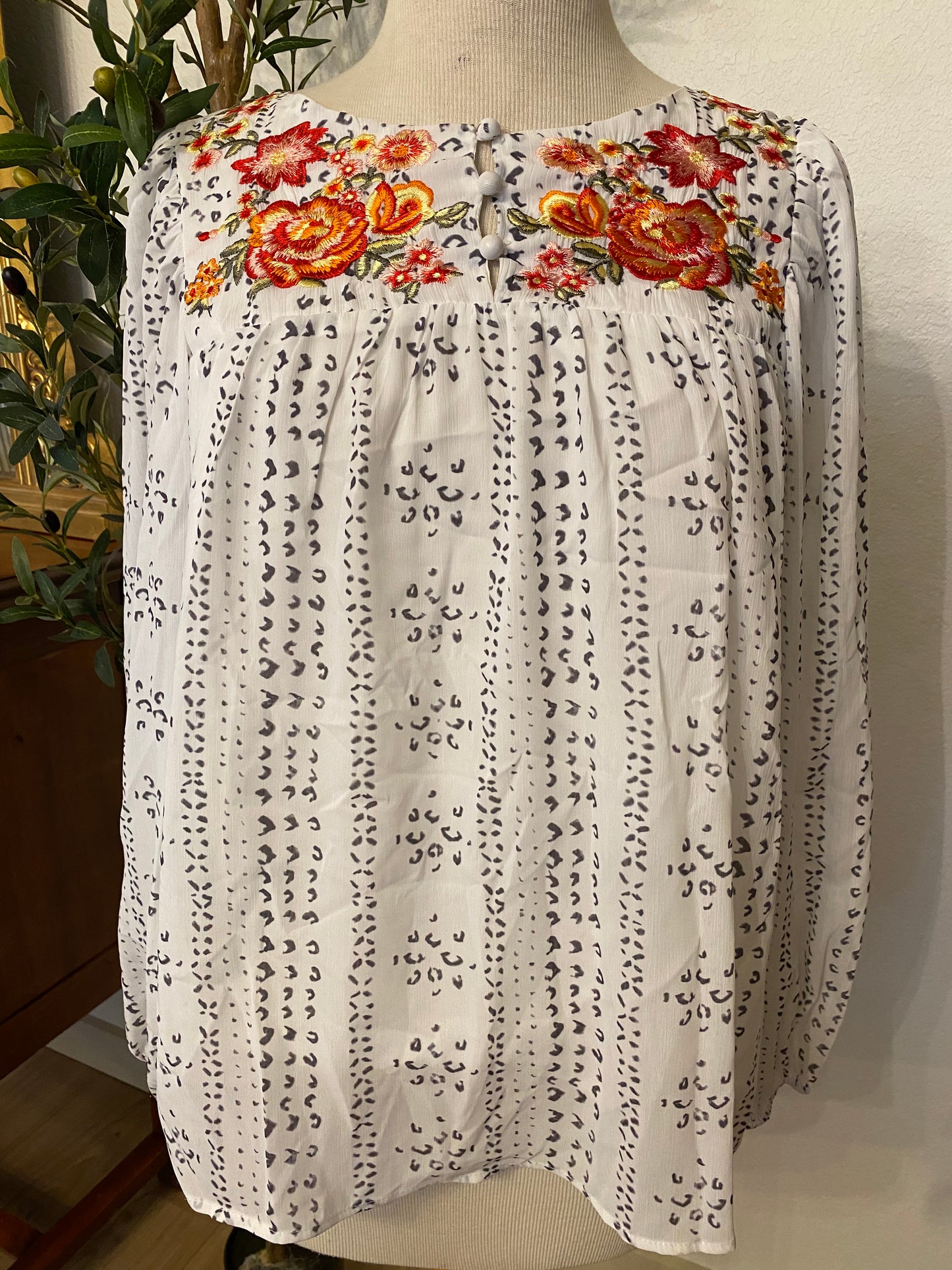 No Brand Gray and White Top With Floral Embroidery