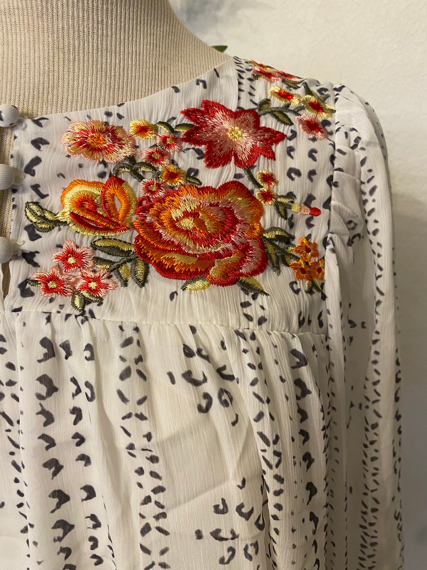 No Brand Gray and White Top With Floral Embroidery