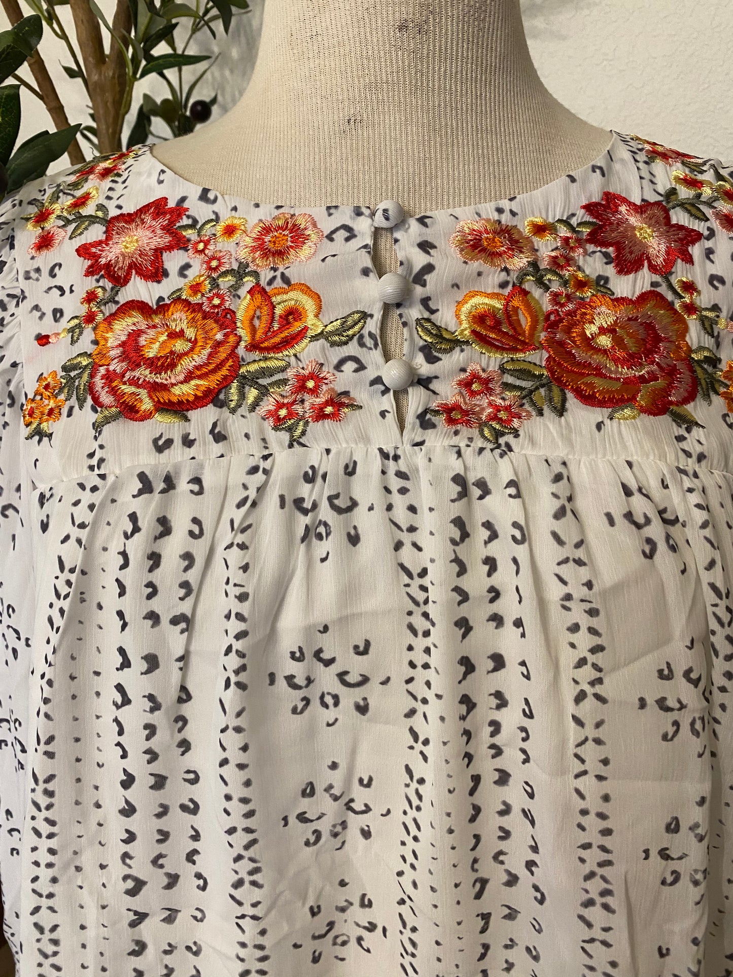 No Brand Gray and White Top With Floral Embroidery