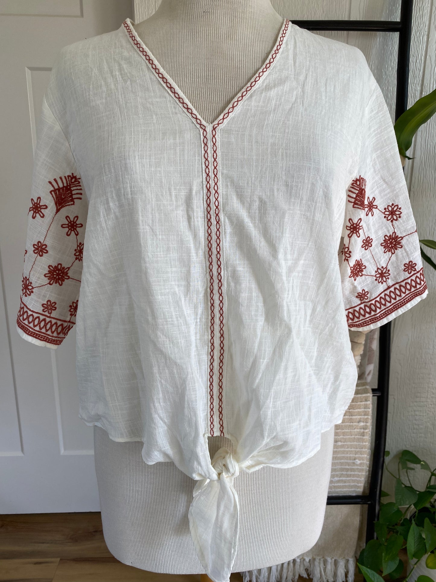 Calligraphie White Top with Rust Embroidered