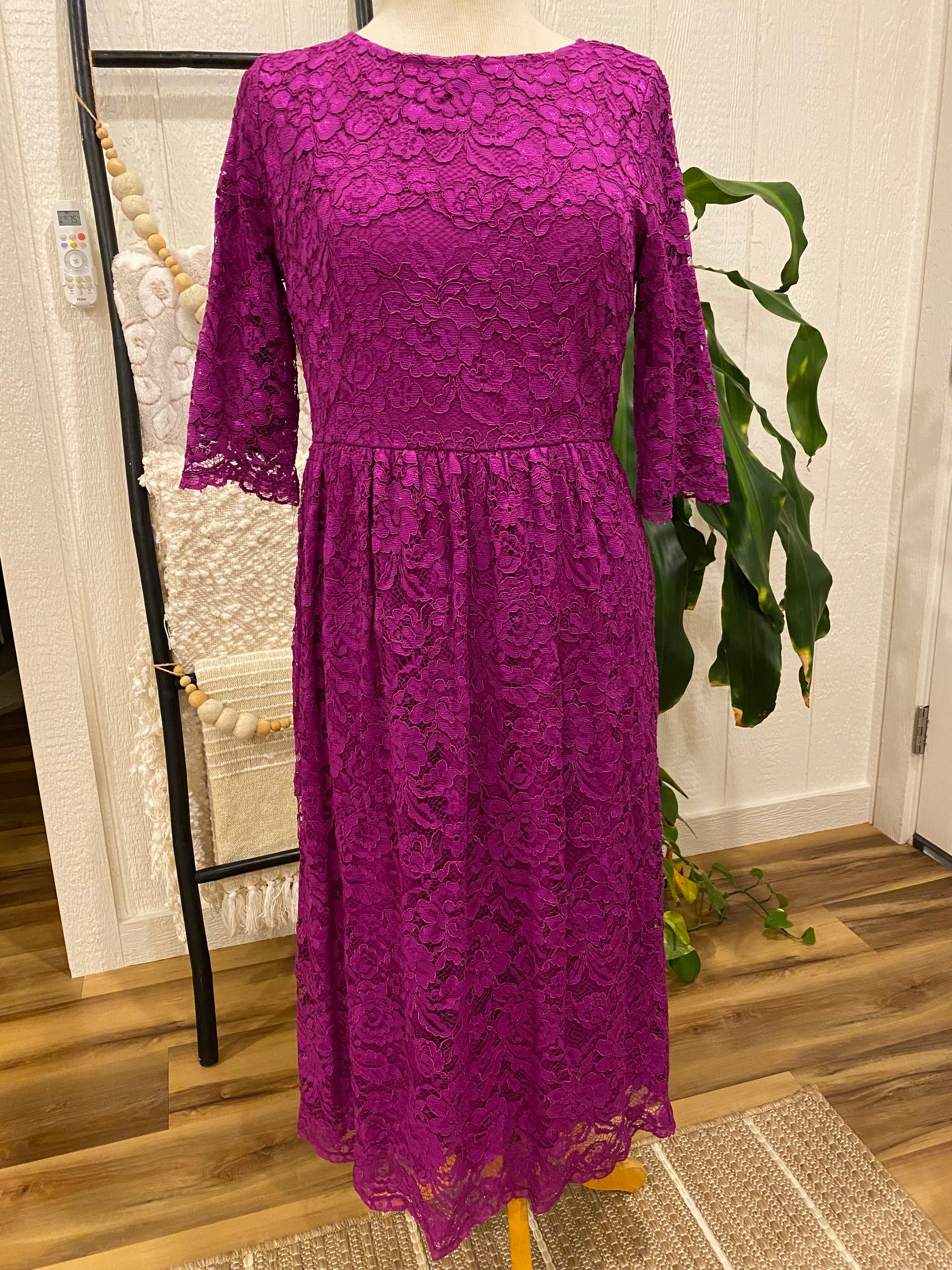 Purple lace midi 2024 dress