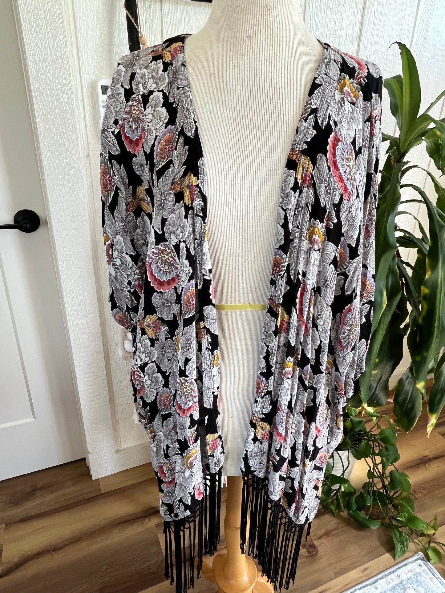 Forever 21 Black and Cream Floral Kimono